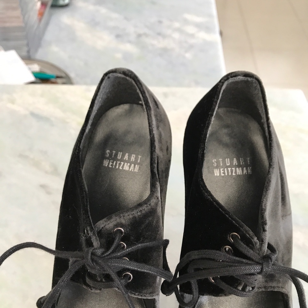 Gorgeous Black velvet Stuart Weitzman heels. - Picture 4 of 7